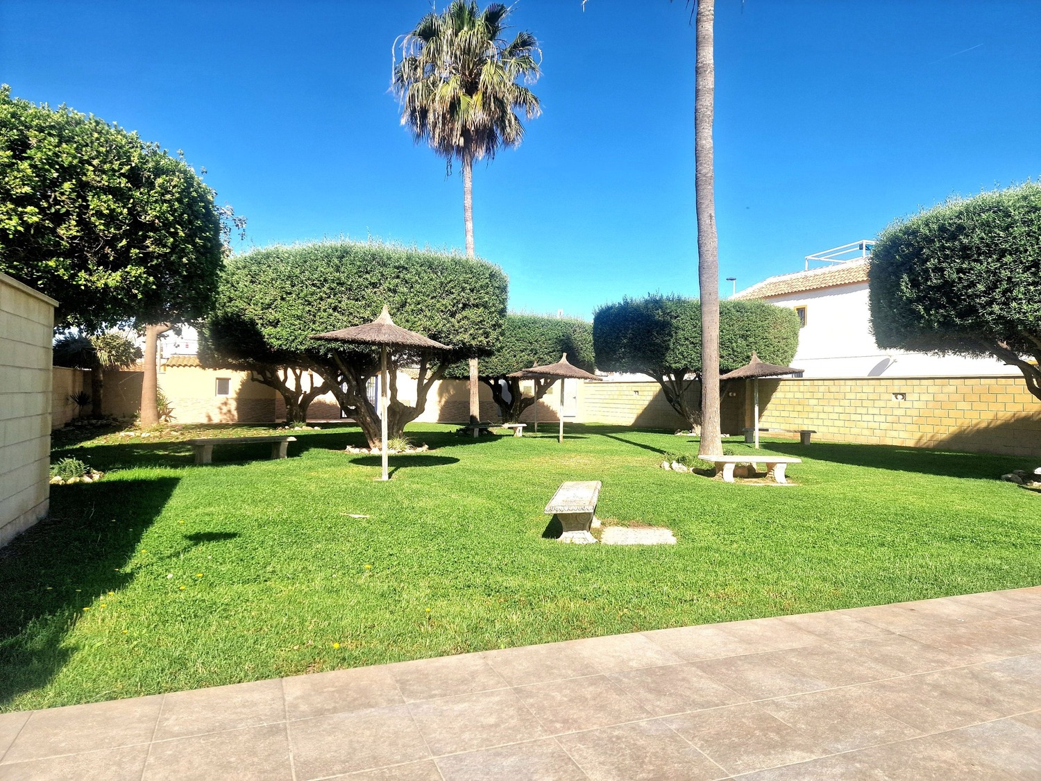 Piscine et espace détente extérieur